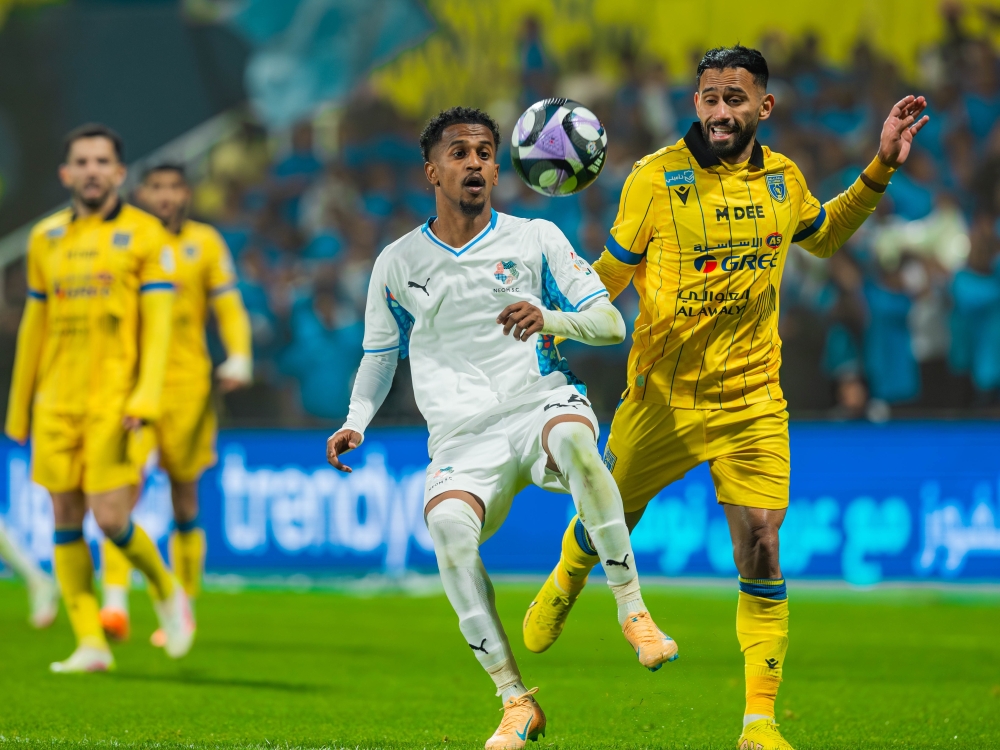 التعاون يمنح الهلال وصافة روشن بالتعادل مع نيوم