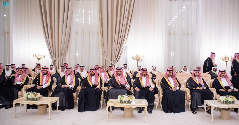 ولي العهد يستقبل الأمراء والعلماء وجمعًا من المواطنين في الدمام - واس