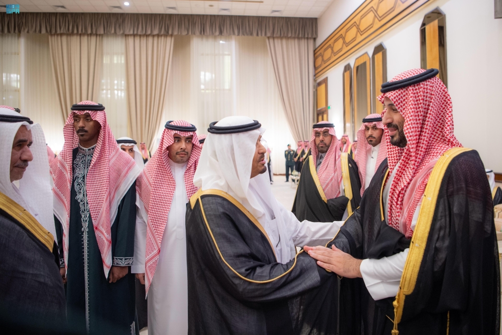 ولي العهد يستقبل الأمراء والعلماء وجمعًا من المواطنين في الدمام