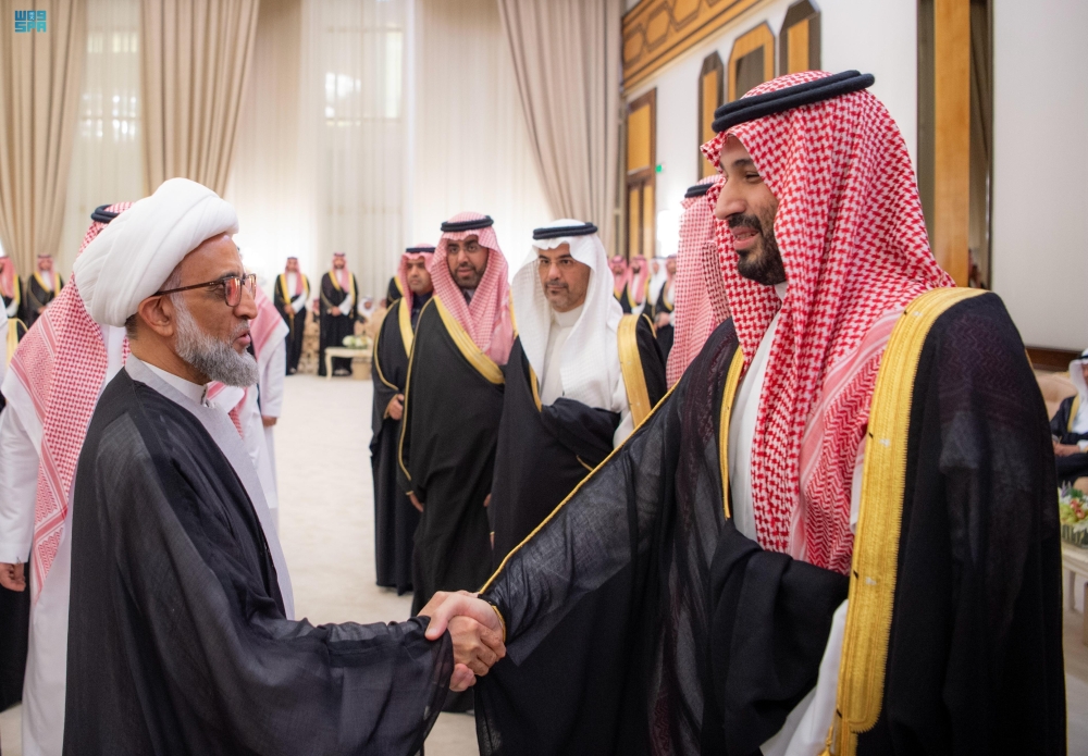 ولي العهد يستقبل الأمراء والعلماء وجمعًا من المواطنين في الدمام