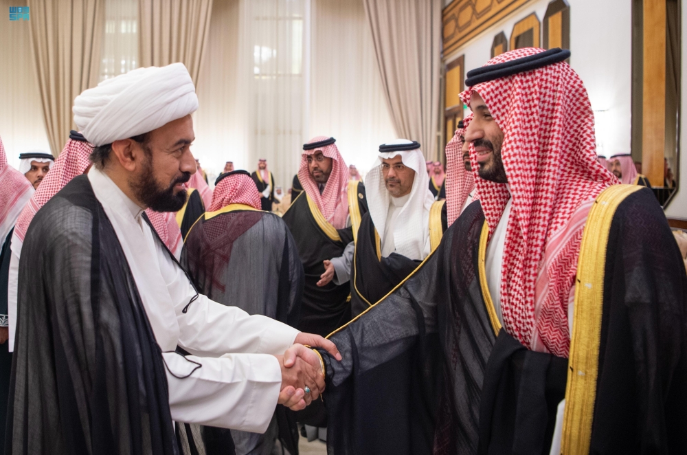 ولي العهد يستقبل الأمراء والعلماء وجمعًا من المواطنين في الدمام