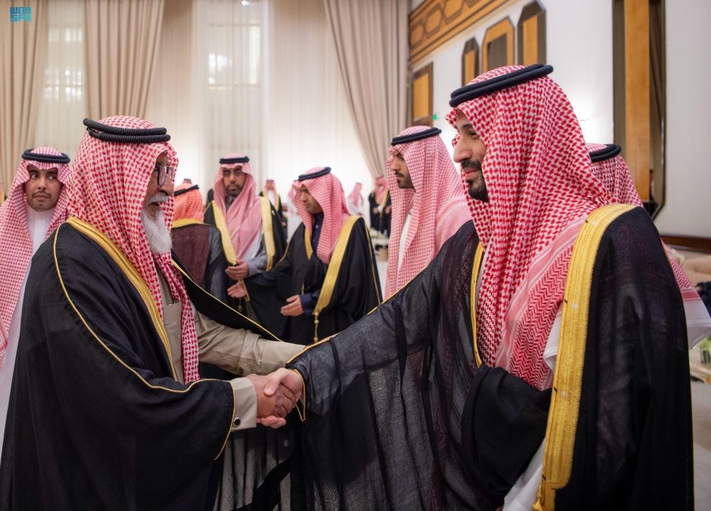 ولي العهد يستقبل الأمراء والعلماء وجمعًا من المواطنين في الدمام