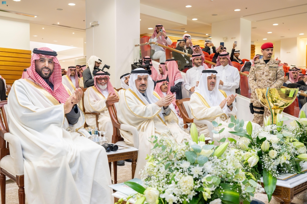 نيابة عن ولي العهد.. أمير الرياض يتوج الفائزين بكأسي ولي العهد للخيل
