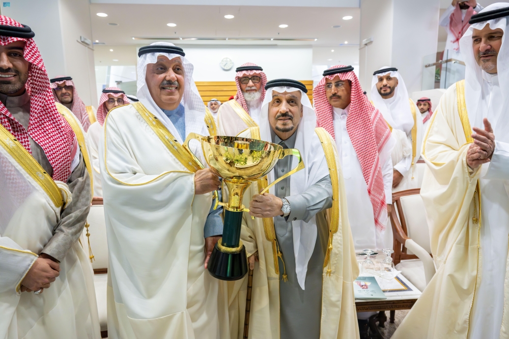 نيابة عن ولي العهد.. أمير الرياض يتوج الفائزين بكأسي ولي العهد للخيل