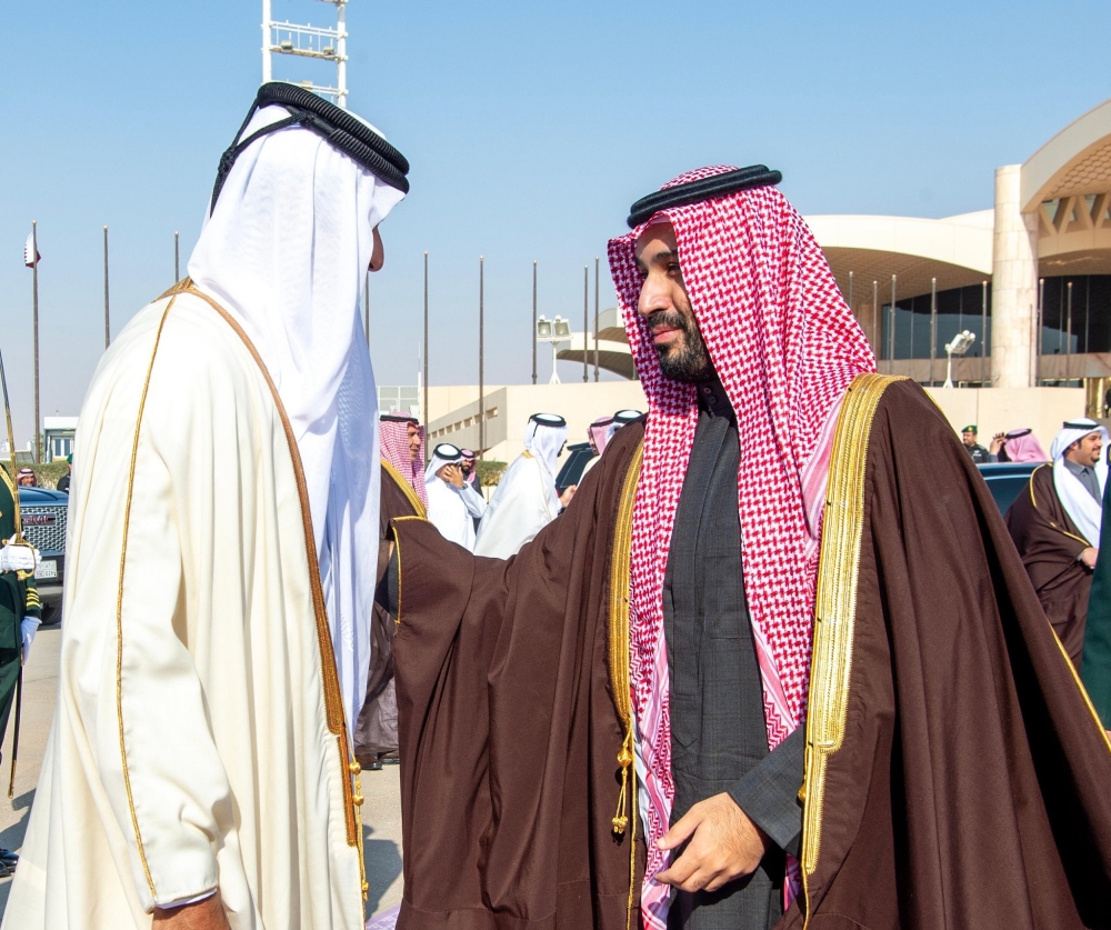 سمو أمير دولة قطر يغادر الرياض وفي مقدمة مودعيه سمو ولي العهد