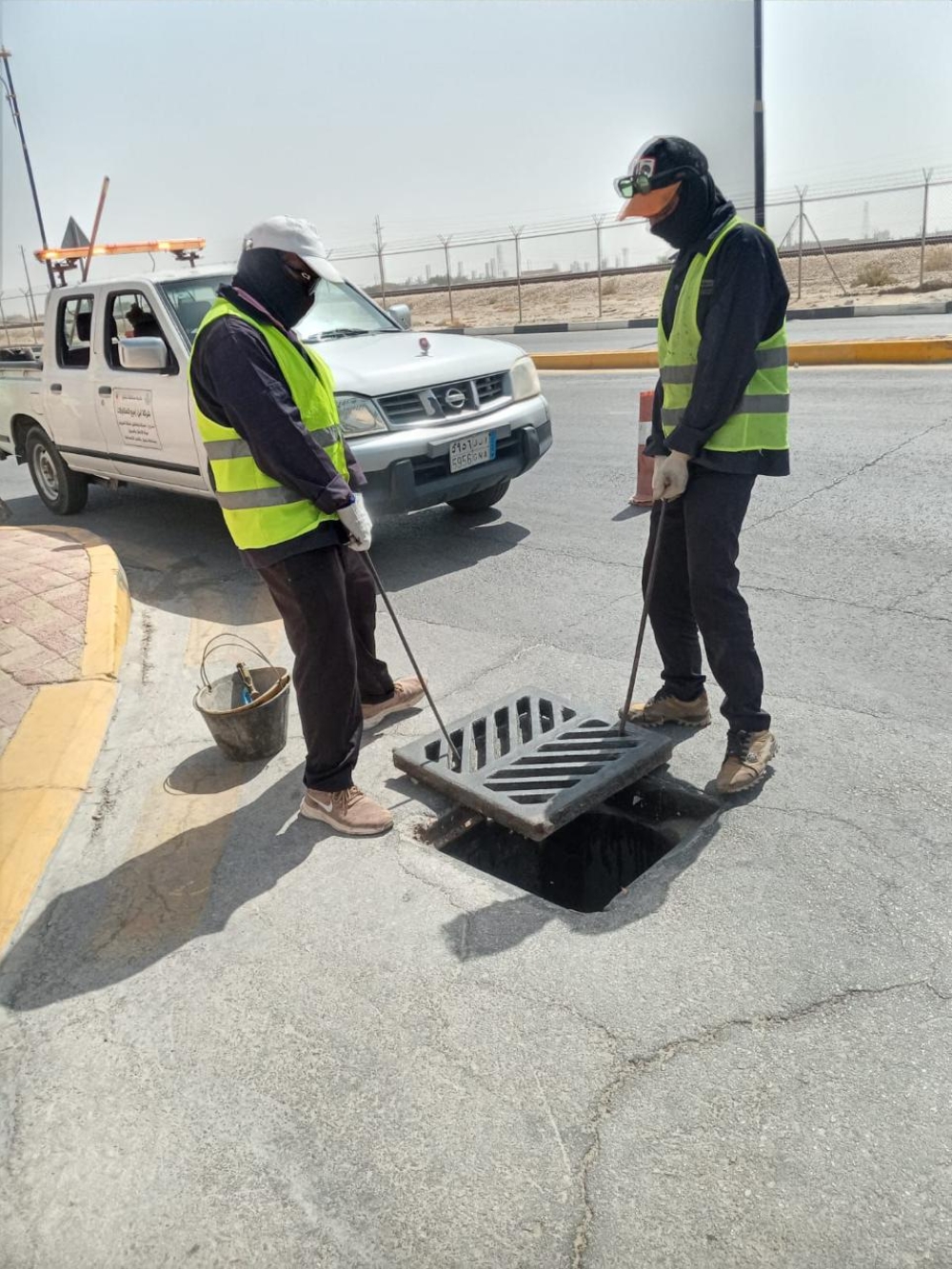 قبل المطر.. صيانة المضخات وتأمين الشوارع من تجمعات المياه في بقيق
