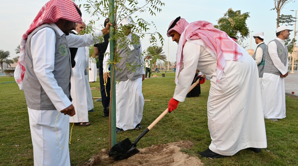متطوعو الدمام يشاركون في تشجير حديقة السلسبيل احتفاءً بيوم التطوع - اليوم