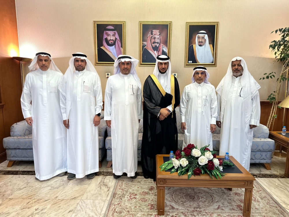 محافظ القطيف يتابع جهود وبرامج جمعية أبارق للخدمات الإنسانية بحلة محيش