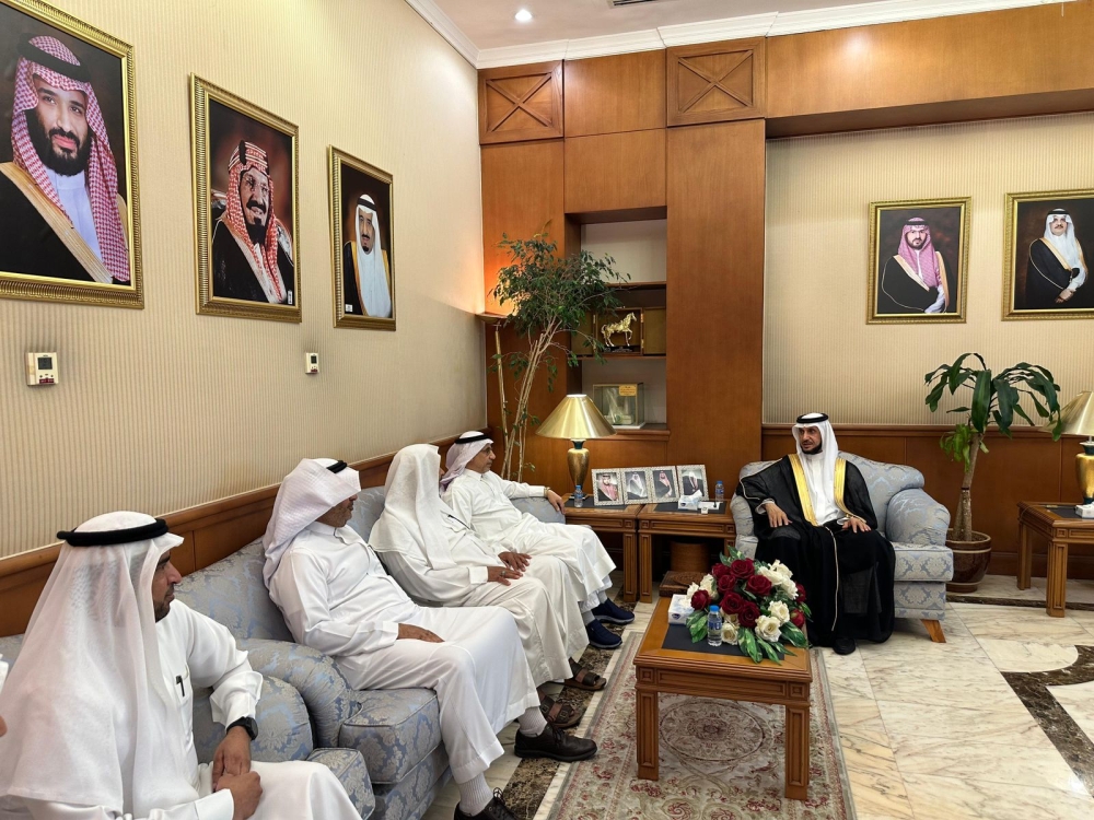 محافظ القطيف يتابع جهود وبرامج جمعية أبارق للخدمات الإنسانية بحلة محيش - اليوم