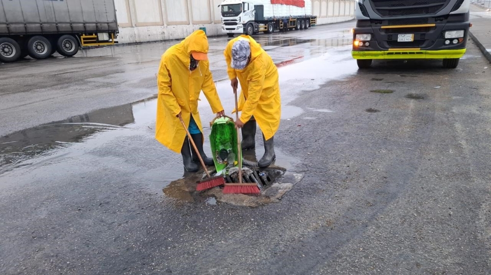 سحب 256 ألف م3 من أمطار محافظة الجبيل بـ 70 آلية معدة