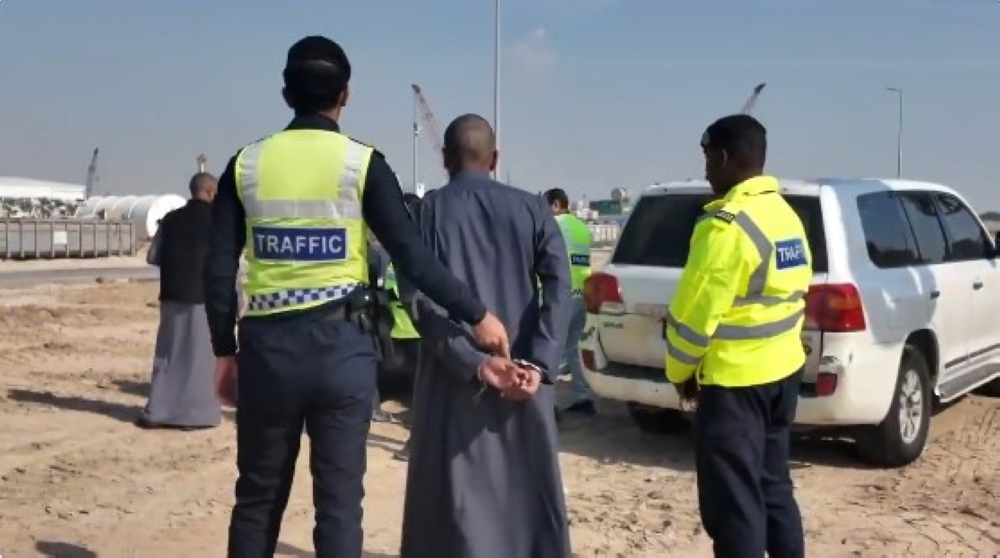 الكويت تعلن ضبط متورطين في دهس عسكري وتعاقبهم بكبس مركباتهم - إكس وزارة الداخلية الكويتية