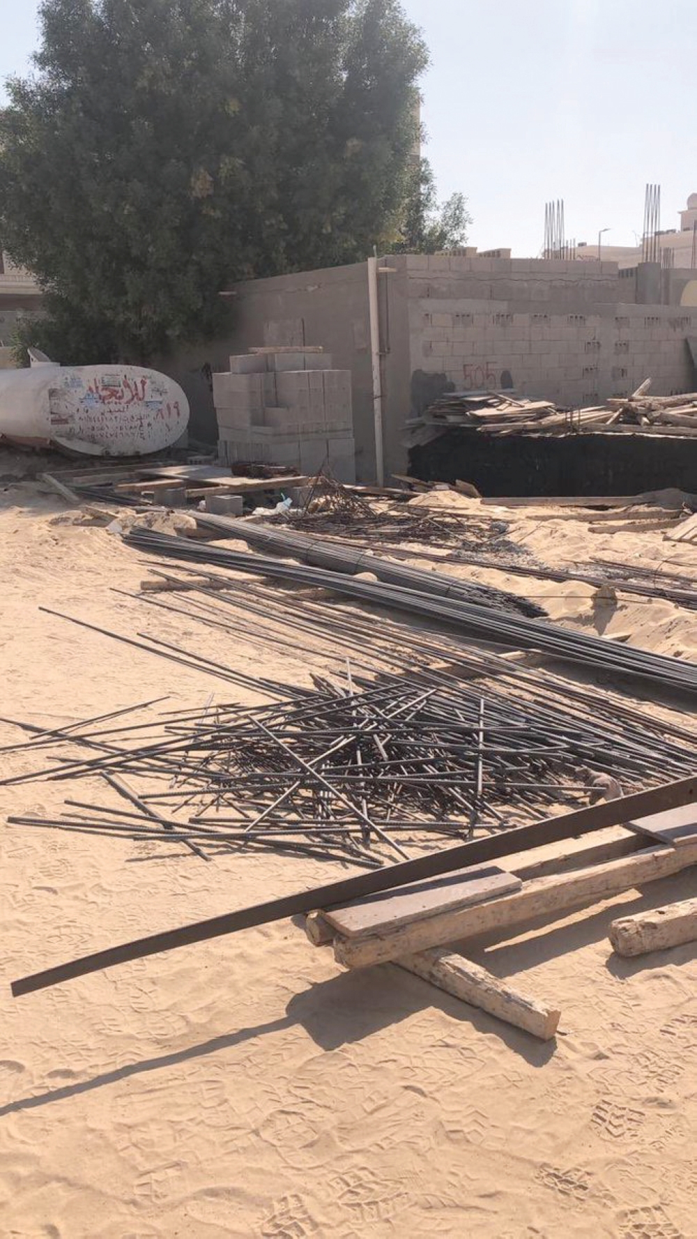 إشغال طريق بأحد مواقع البناء (اليوم)