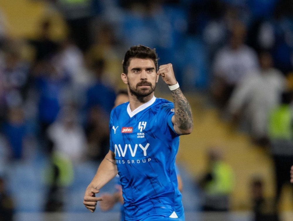 جماهير الهلال تفاجئ روبن نيفيز قبل مباراة الخليج بهتافات خاصة.. ماذا حدث؟