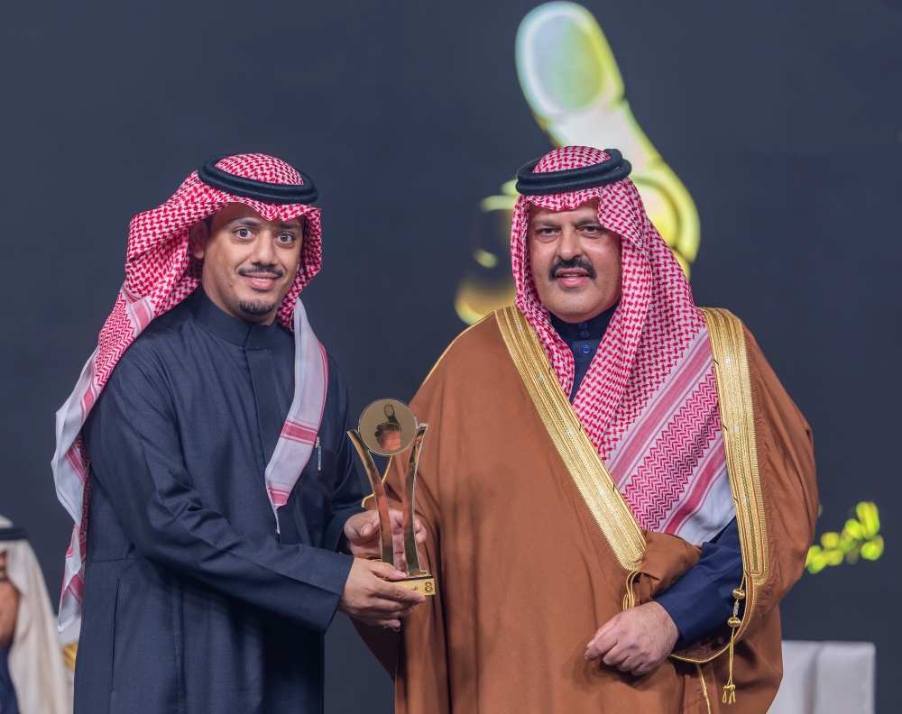أمير حائل يكرم المصور بندر الجلعود بـ