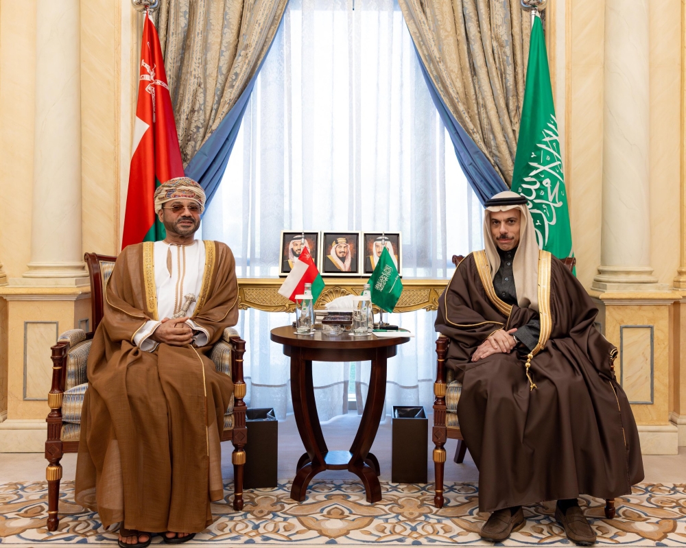 وزير الخارجية ونظيره العُماني يبحثان مستجدات الأوضاع في المنطقة