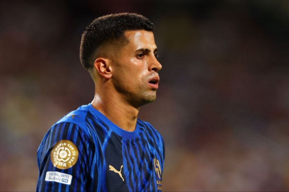 الصفقة تمت.. كانسيلو ظهير الهلال إلى برشلونة 