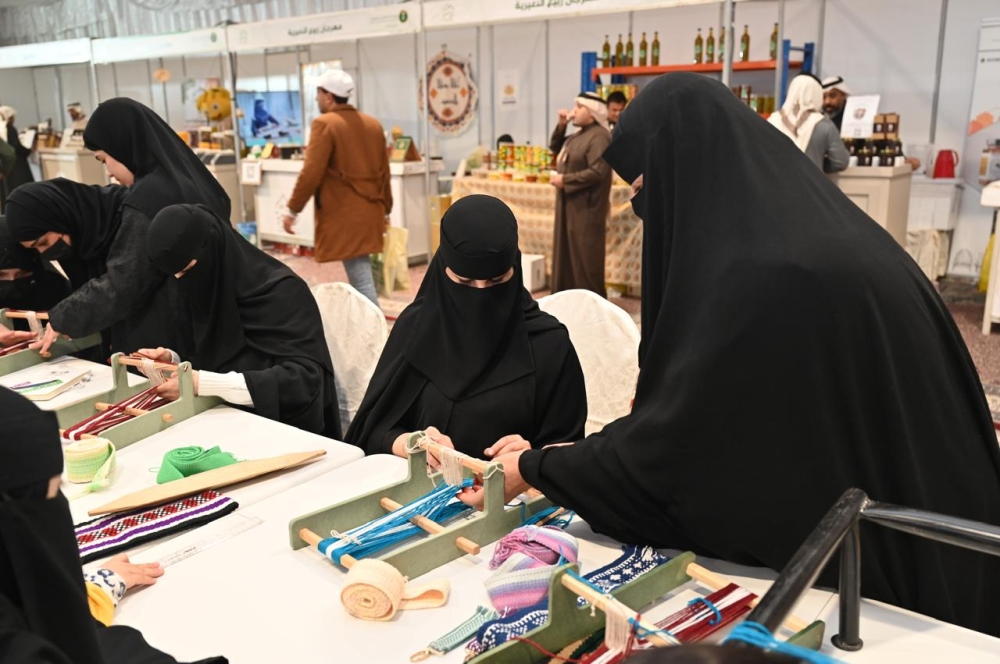 «البيئة» تدرّب زوار النعيرية على فنون حياكة الهوية الوطنية