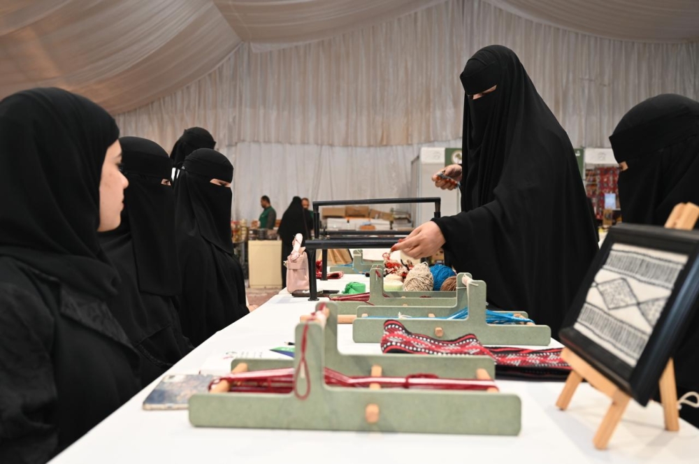 «البيئة» تدرّب زوار النعيرية على فنون حياكة الهوية الوطنية
