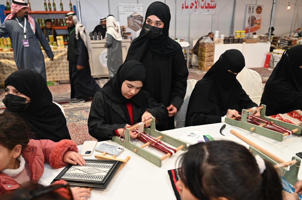 «البيئة» تدرّب زوار النعيرية على فنون حياكة الهوية الوطنية