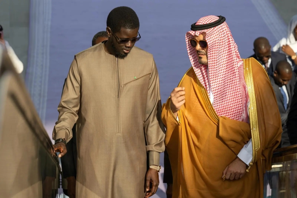 رئيس السنغال يصل إلى جدة ونائب أمير مكة المكرمة يستقبله