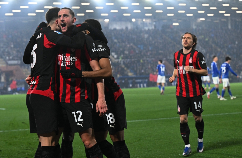 ميلان يقلب الطاولة على كومو بثلاثية في الدوري الإيطالي