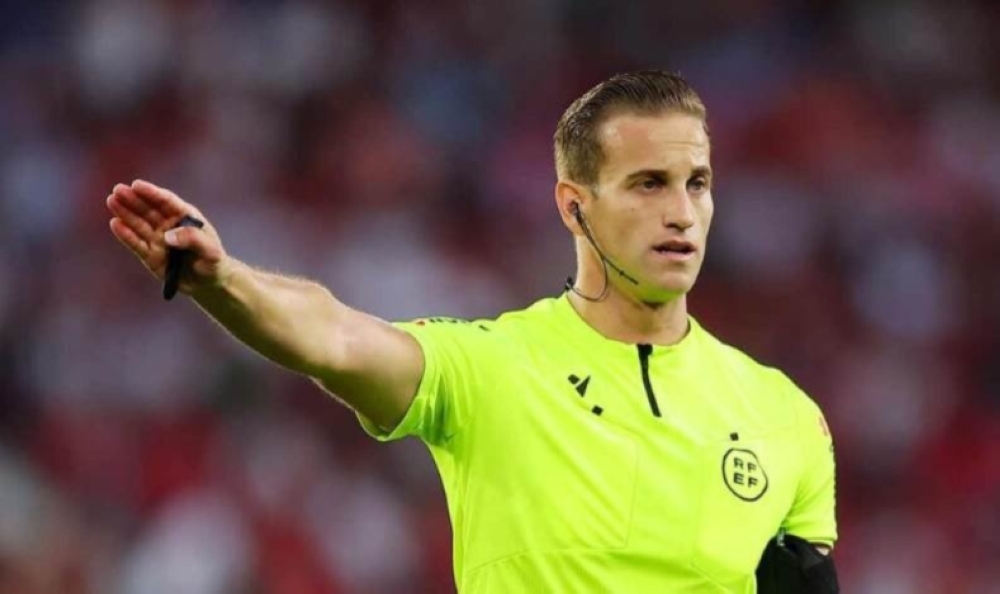 من هو خافيير البيرولا حكم مباراة الهلال ونيوم؟