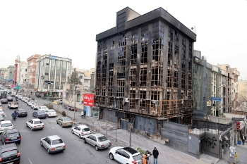 مبنى محترق دُمّر خلال احتجاجات في طهران - أ ف ب 