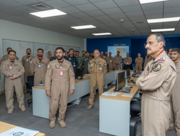 قائد القوات الجوية يقف على سير مناورات تمرين 
