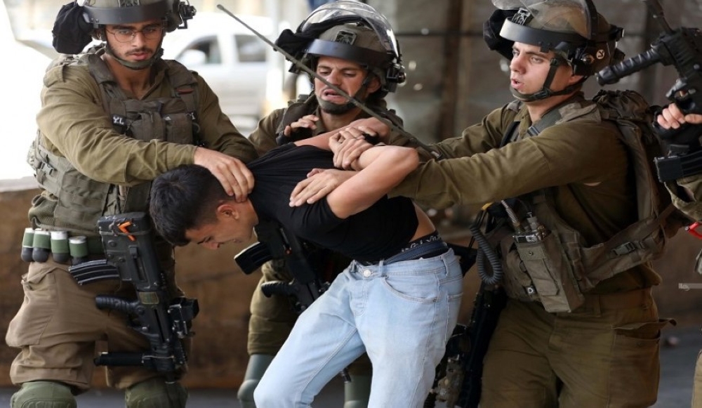ليلة اعتقالات جديدة في الضفة الغربية.. 15 فلسطينيًا في السجون