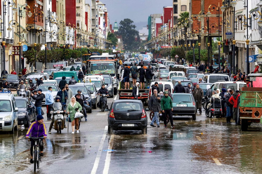 صور| هطول أمطار غزيرة.. إجلاء 50 ألف شخص تحسبًا لفيضانات في المغرب