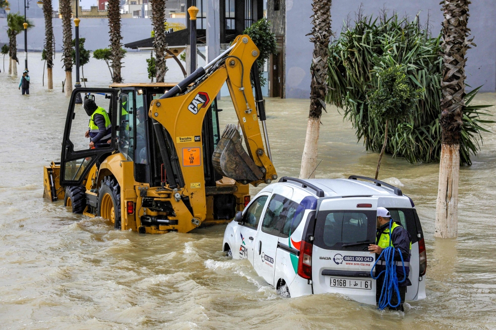 صور| هطول أمطار غزيرة.. إجلاء 50 ألف شخص تحسبًا لفيضانات في المغرب