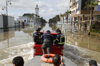 صور| هطول أمطار غزيرة.. إجلاء 50 ألف شخص تحسبًا لفيضانات في المغرب