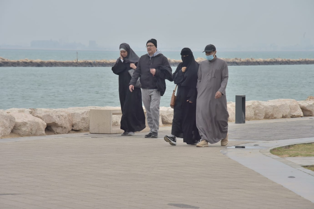  أمطار الشرقية تجذب العوائل إلى الواجهات البحرية