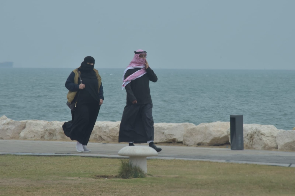  أمطار الشرقية تجذب العوائل إلى الواجهات البحرية