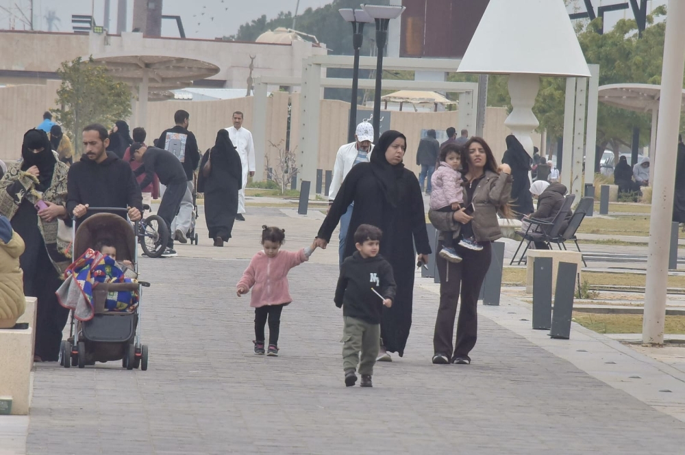 أمطار الشرقية تجذب العوائل إلى الواجهات البحرية