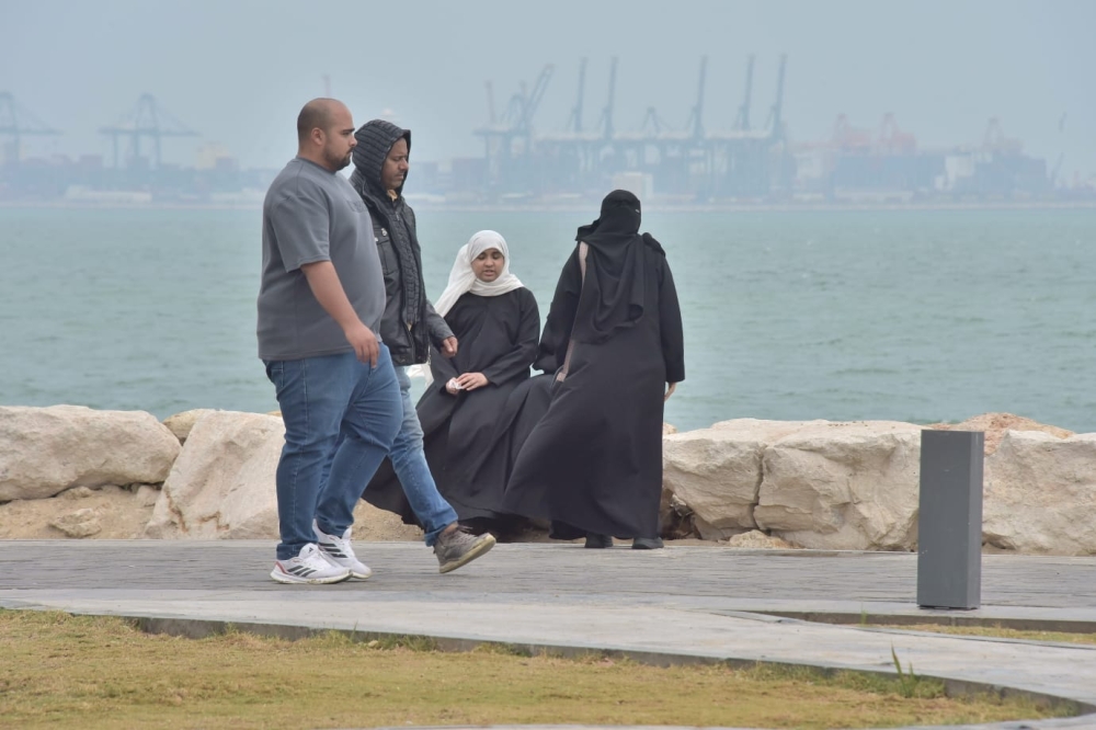  أمطار الشرقية تجذب العوائل إلى الواجهات البحرية