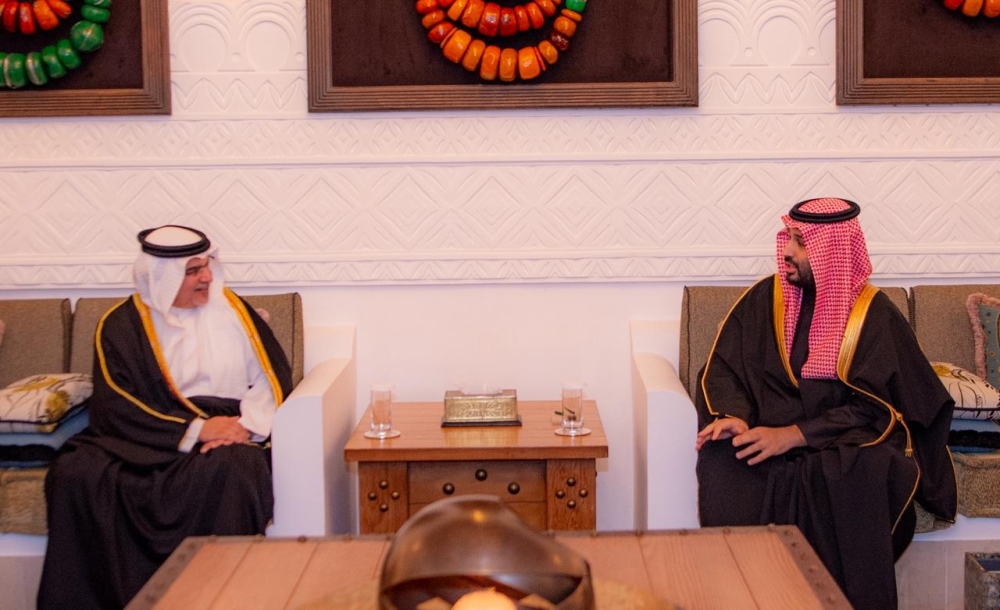ولي العهد يستعرض العلاقات التاريخية وفرص التعاون مع نظيره البحريني