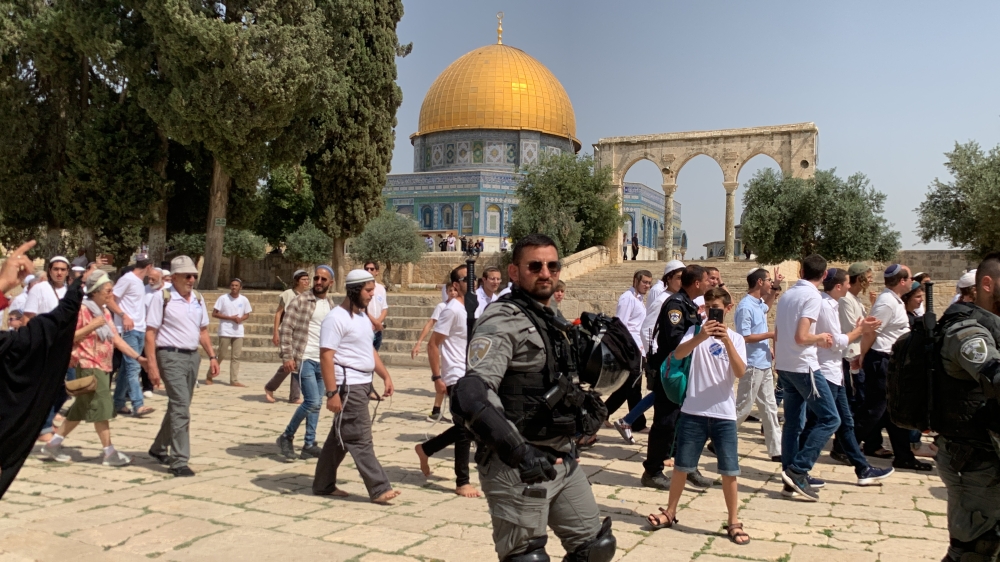 عشرات المستوطنين يستفزون المواطنين بالتجول في المسجد الأقصى