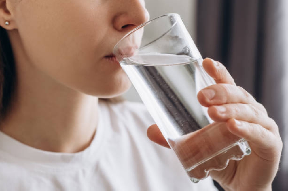 دراسة تربط بين الإجهاد وقلة شرب الماء