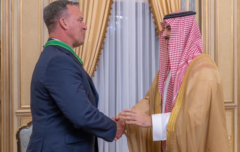 إنفاذًا لأمر الملك.. وزير الدفاع يُقلد قائد القيادة المركزية الأمريكية السابق وسام الملك عبدالعزيز