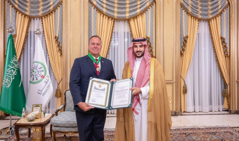 إنفاذًا لأمر الملك.. وزير الدفاع يُقلد قائد القيادة المركزية الأمريكية السابق وسام الملك عبدالعزيز