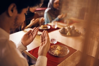حفظ النفس مُقدم على العبادة.. استشاري يحذر من الضغط على مرضى السرطان للصيام