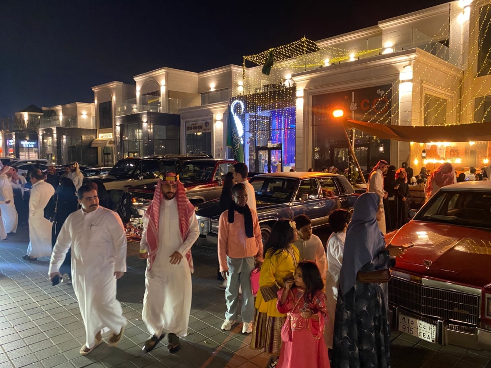 صور| أسطول السيارات الكلاسيكية يخطف الأنظار باحتفالات التأسيس في الخبر