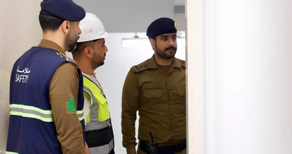 بالصور.. الدفاع المدني يواصل دوريات السلامة على مساكن المعتمرين