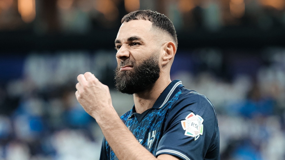 عاجل.. الهلال يعلن غياب بنزيما أمام التعاون 
