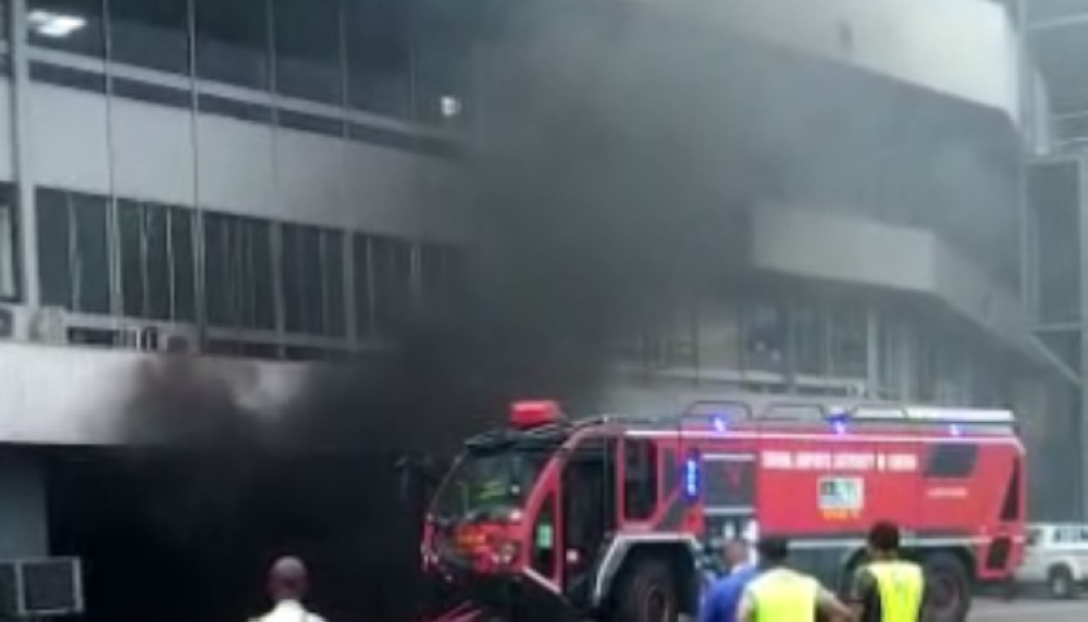 إصابة 6 أشخاص وتعليق رحلات.. اندلاع حريق بمطار لاغوس في نيجيريا