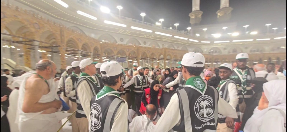 صور| طوق بشري كشفي ينقذ حياة معتمرة بصحن المطاف المكي