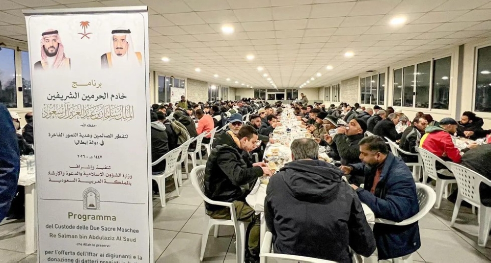 صور.. تنفيذ برنامج خادم الحرمين لتفطير الصائمين في إيطاليا وناميبيا