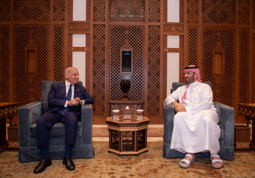ولي العهد يبحث تداعيات التصعيد العسكري مع رئيس الوزراء الباكستاني