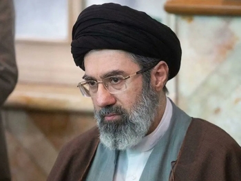 مجتبى خامنئي المرشد الإيراني الجديد - وكالات 